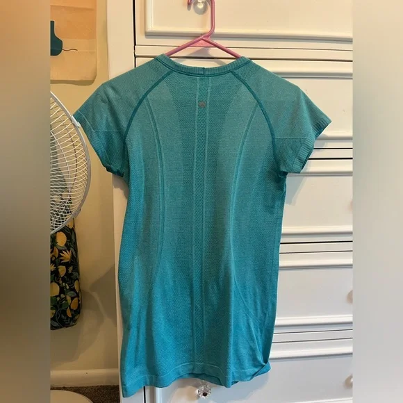 Lululemon Aqua/blue Swiftly Tech T shirt- Regular Length, Size 6 - Picture 2 of 2